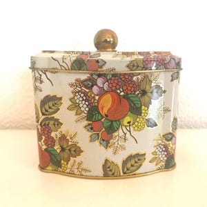 Lata de metal vintage para frutas con tapa de pomo, fabricada en Inglaterra, bote de almacenamiento botánico octogonal retro para decoración de encimera.