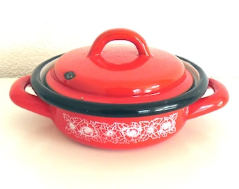 Vintage Red Enamel Mini Casserole Pot with Lid - White Floral Design - Retro Kitchenware 12cm