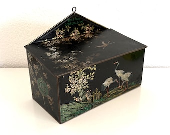 Caja de hojalata antigua holandesa para betún de zapatos "Glim". Decoración oriental con grullas y flores. "Be Smart Use Glim". Caja metálica de pared coleccionable, de los años 20/30.