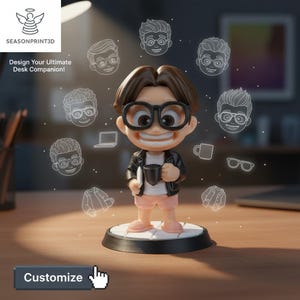 Könnte beinhalten: Eine Figur einer Person mit Brille, schwarzer Jacke und rosa Shorts, die einen schwarzen Becher hält. Die Figur steht auf einem runden Sockel. Das Bild enthält den Text "Design Your Ultimate Desk Companion!" und "Customize".