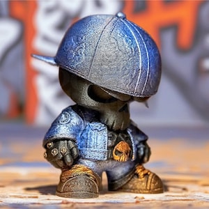 Könnte beinhalten: Stilisierte Figur eines schädelgesichtigen Charakters in einer blauen Jeansjacke, Mütze und Stiefeln. Die Figur hat einen metallischen Glanz mit goldenen Akzenten auf den Stiefeln und einem Totenkopf-Emblem. Der Hintergrund zeigt Graffiti-Kunst.