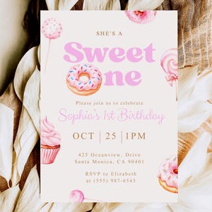 Invitación para primer cumpleaños (plantilla editable) - Dona rosa dulce, tema de cupcake + invitación móvil gratuita