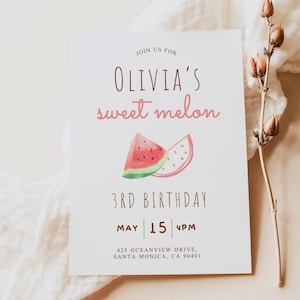 Puede incluir: Una tarjeta de invitación blanca con el texto "JOIN US FOR OLIVIA'S sweet melon" en marrón y rosa. Presenta una ilustración de acuarela de rodajas de sandía. La tarjeta anuncia un 3er cumpleaños el 15 de mayo a las 4 PM.