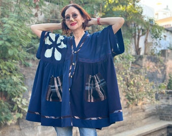 Kaftan Tunika, indigoblau mit einem weißen Gänseblümchen. Es ist aus reiner Baumwolle und mit schönen Details ergänzt, die Sie in Madame Hall-Designs erwarten würden