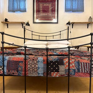 Handgesteppte Bettdecke in Patchwork aus Ajrakh Baumwolle.