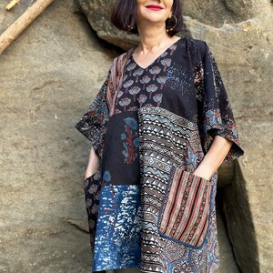 Cotton kaftan tunic with an asymmetrical patch design of Ajrakh. It has a V neckline and pockets. Loose fitting style with a wide sleeve zdjęcie 7