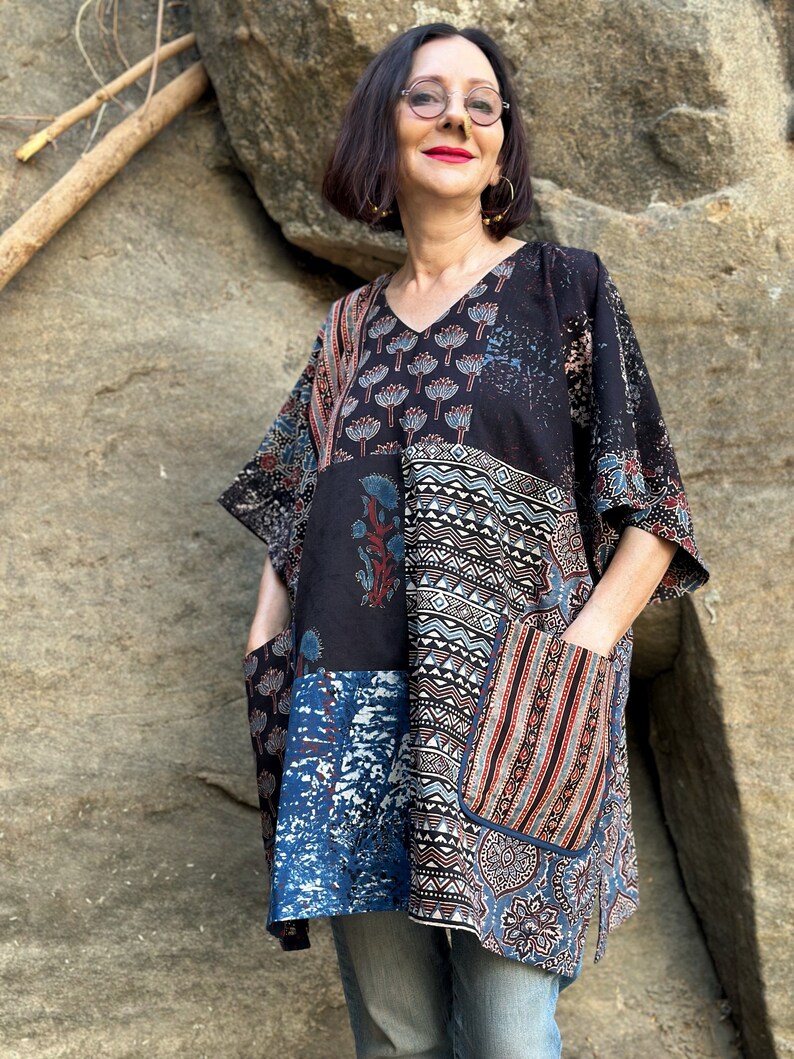 Cotton kaftan tunic with an asymmetrical patch design of Ajrakh. It has a V neckline and pockets. Loose fitting style with a wide sleeve zdjęcie 7