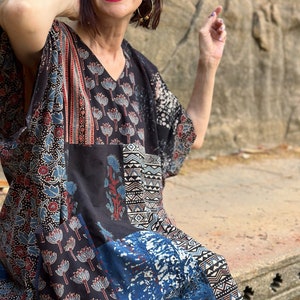 Cotton kaftan tunic with an asymmetrical patch design of Ajrakh. It has a V neckline and pockets. Loose fitting style with a wide sleeve zdjęcie 3
