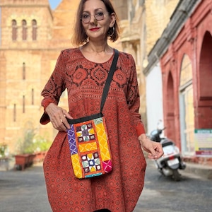 Kleine bestickte Umhängetasche mit Reißverschluss. Es besteht aus Vintage-Spiegelarbeit und farbenfroher Kutch-Stickerei. Perfekte Größe für alle wichtigen Dinge