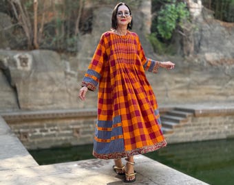 Orange farbenes Kleid aus Baumwolle mit Designer Patchwork und gesmokter Stickerei Mieder. Indischer Stil!