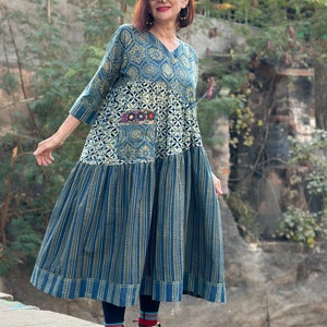 Indigo blue and ecru dress is a tiered cotton dress from hand printed fabrics. Hand embroidery decorates the pocket. zdjęcie 8