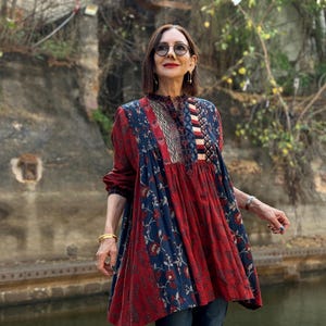 純綿の手作り生地を使用したボヘミアン風スモックシャツ。職人技が光る、ユニークなデザイナーズファッション！