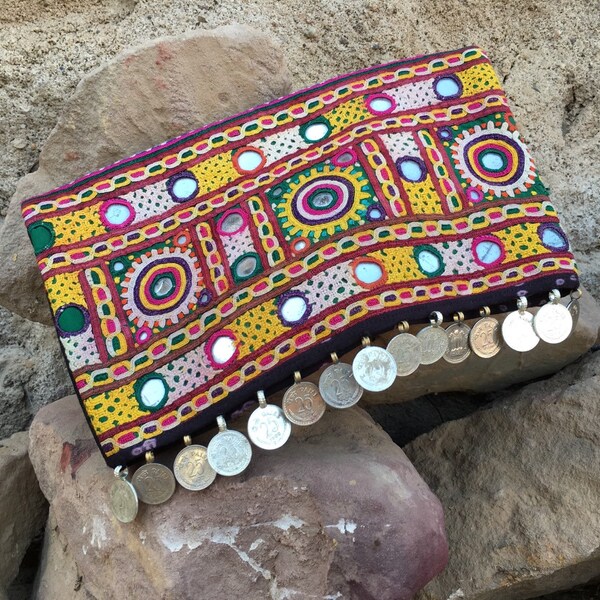 Pochette indienne, un embrayage de soirée Bohème qui portera l'essentiel de toute femme Bohème urbaine, un sac de pièce de monnaie dans une conception de sac très pratique !