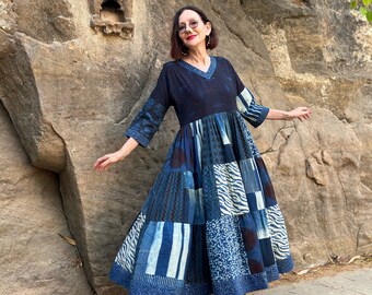 Vestido midi escalonado con estampados de bloques índigo teñidos a mano en azul oscuro. Es un vestido indio de puro algodón, tejido del arte Ajrakh.