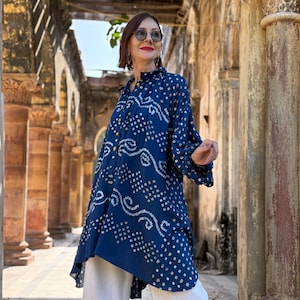 Ampia camicia in cotone blu voluminosa di Kutch Bandhani. Un capo d'effetto con stampa tie-dye, volutamente oversize!