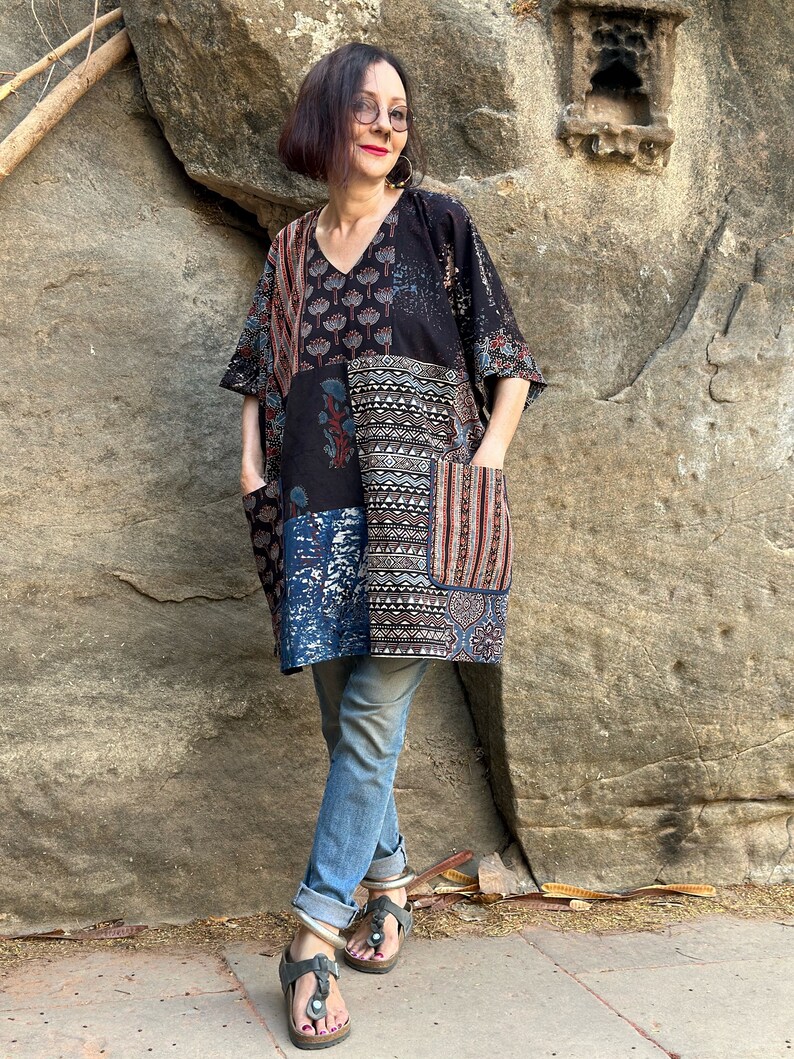 Cotton kaftan tunic with an asymmetrical patch design of Ajrakh. It has a V neckline and pockets. Loose fitting style with a wide sleeve image 5