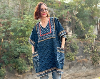 Kaftan Tunika aus Baumwolle mit Lotusdruck. Es hat einen V-Ausschnitt, Taschen und ist aus handbedrucktem Ajrakh. Locker sitzend mit weitem Ärmel!