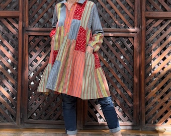 Camisa colorida de varias capas en algodón Khadi con estampado de cuadros, rayas y flores.