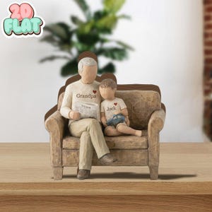 Könnte beinhalten: Figur einer Großvater-Enkel-Kombination auf einem braunen Sofa. Der Großvater hält eine Zeitung mit dem Wort "News". Der Enkel hält ein blaues Spielzeugauto. Beide tragen Hemden mit einem Herz und Text. Das Sofa ist aus Holz.