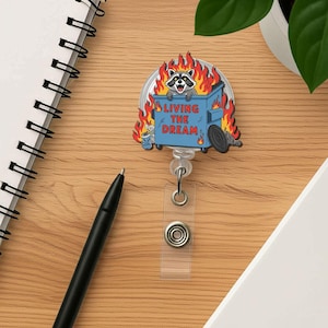 Grappige wasbeer vuilnisbak brand badge haspel, &quot;Living The Dream&quot; ID-houder, schattige dierenverpleegster leraar kantoorbadgeclip, eigenzinnig kantooraccessoire