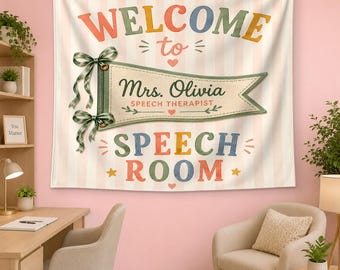 Può includere: Un arazzo da parete rettangolare con uno sfondo a righe verticali rosa chiaro e bianco. Il testo recita WELCOME to Mrs. Olivia SPEECH THERAPIST SPEECH ROOM. Un gagliardetto verde con un fiocco è centrato sul tessuto.