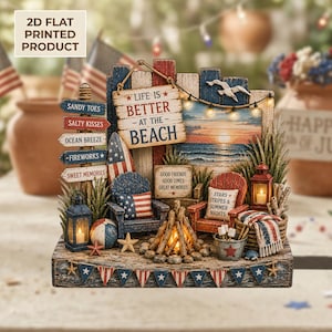 Könnte beinhalten: Eine dekorative Tischdekoration mit einer Strandszene, zwei Stühlen, einem Lagerfeuer und Schildern mit der Aufschrift LIFE IS BETTER AT THE BEACH, GOOD FRIENDS GOOD TIMES GREAT MEMORIES und STARS & STRIPES & SUMMER NIGHTS, inklusive Laternen.