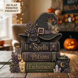 Puede incluir: Un letrero decorativo plano en 2D con un gato negro asomándose bajo un sombrero de bruja sobre tres libros titulados Spells, Potions y Enchantments. Incluye una vela, una botella de poción, un caldero y detalles florales morados.