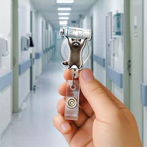Lustige ICU Krankenschwester Ausweisrolle, Propofol Waschbär ID Halter, niedlicher Waschbär Ausweisclip, Geschenk für CRNA, Anästhesiologen oder Med Personal, Krankenschwester Geschenk