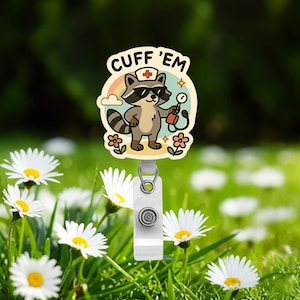Cuff &#39;Em アライグマバッジリール、面白い看護師IDクリップ、かわいい医療用ダジャレアクセサリー、RNバッジホルダー、獣医技術者ギフト、ヘルスケアユーモア