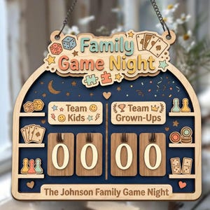 Könnte beinhalten: Hölzernes "Family Game Night"-Schild mit marineblauem Hintergrund und hellen Holzakzenten. Das Schild zeigt den Text "Family Game Night" und Punktezähler für "Team Kids" und "Team Grown-Ups". Enthält Würfel-, Karten- und Puzzlegrafiken.