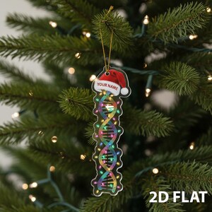 Può includere: Un ornamento natalizio trasparente con un design a cappello di Babbo Natale e una rappresentazione di un filamento di DNA. L'ornamento ha il testo "YOUR NAME" ed è decorato con luci colorate. Le parole "2D FLAT" sono in basso.