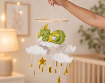 Móvil de cuna con diseño de dragón, móvil para habitación infantil con nubes y estrellas, móvil de fieltro para cuna, decoración de dragón verde, regalo para baby shower, decoración neutra para habitación infantil.