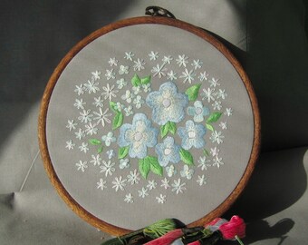 Pretty Flower Wall Decor, Meditative Stitching, Embroidered Hoop Art, Floral Hand Embroidery Decor, Boho Home Decor, Decor for Living Room