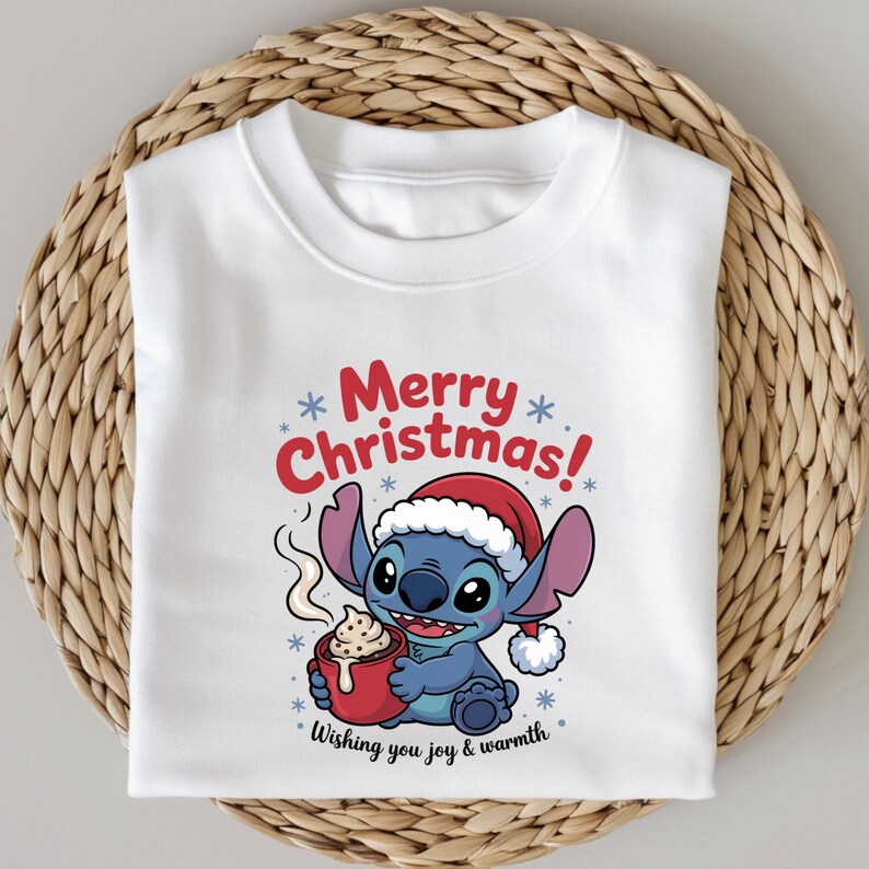 Pu&ograve; includere: Felpa bianca con un personaggio dei cartoni animati con un cappello da Babbo Natale e una tazza rossa. Il testo "Merry Christmas!" e "Wishing you joy & warmth" sono stampati sul davanti.