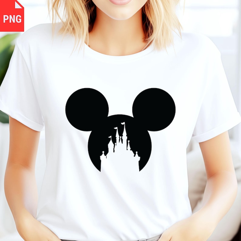 K&ouml;nnte beinhalten: Wei&szlig;es T-Shirt mit schwarzer Silhouette von Mickey Mouses Kopf und einem Schloss-Design. Das T-Shirt hat kurze &Auml;rmel und einen Rundhalsausschnitt. Das Design befindet sich mittig auf der Brust.