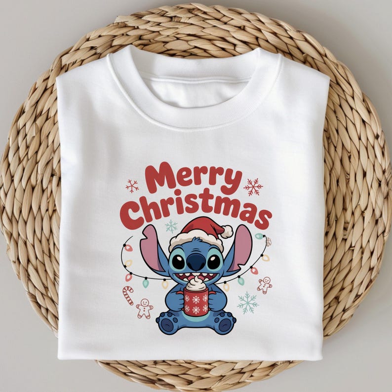 Pu&ograve; includere: Felpa bianca con un personaggio dei cartoni animati che indossa un cappello da Babbo Natale e tiene in mano una tazza. La scritta "Merry Christmas" &egrave; in rosso sopra il personaggio. Il disegno comprende fiocchi di neve, omini di pan di zenzero e luci.