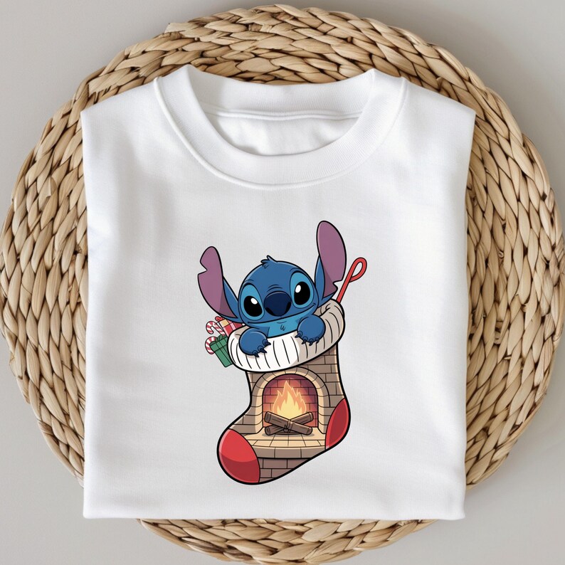 Pu&ograve; includere: Felpa bianca con un'immagine a cartoni animati di Stitch di Lilo & Stitch. Stitch, un alieno blu, &egrave; all'interno di una calza natalizia con un design a camino. La calza ha una punta rossa ed &egrave; piena di bastoncini di zucchero e un regalo confezionato.