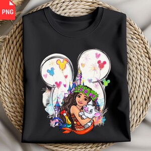 K&ouml;nnte beinhalten: Schwarzes T-Shirt mit einer farbenfrohen Illustration eines Disney-Charakters, der ein Schwein und einen Hahn h&auml;lt, vor einem Schloss und Ballons. Das Design ist in einem Mickey Mouse Kopfumriss angeordnet.