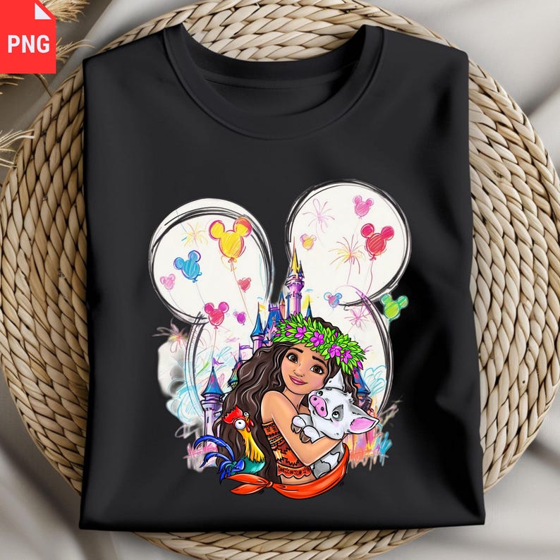 K&ouml;nnte beinhalten: Schwarzes T-Shirt mit einer farbenfrohen Illustration eines Disney-Charakters, der ein Schwein und einen Hahn h&auml;lt, vor einem Schloss und Ballons. Das Design ist in einem Mickey Mouse Kopfumriss angeordnet.