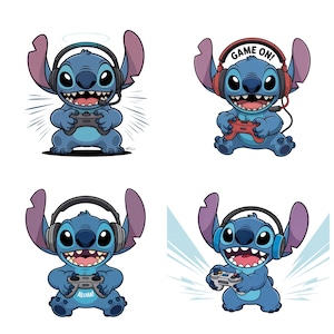 Puede incluir: Cuatro ilustraciones del alienígena azul Stitch de Lilo & Stitch jugando videojuegos. Cada imagen muestra a Stitch con auriculares y un mando de juego. Una imagen tiene el texto "GAME ON!" en los auriculares, y otra tiene "ALOHA!" en el mando.