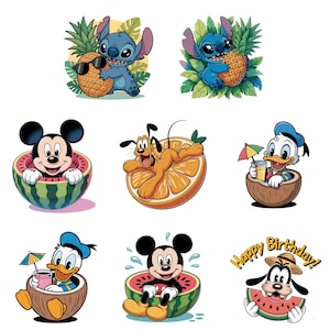 Può includere: Una collezione di illustrazioni di cartoni animati colorati con personaggi Disney. Stitch è raffigurato con un ananas, Topolino in un'anguria, Pluto su una fetta d'arancia e Paperino con un drink in una noce di cocco. Un'immagine dice "Happy Birthday!"