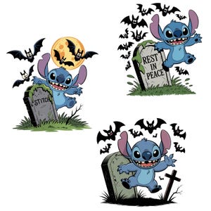 Può includere: Tre immagini di Stitch di Lilo & Stitch a tema Halloween. Ogni immagine presenta Stitch vicino a una lapide con pipistrelli che volano. Una lapide dice "STITCH", un'altra dice "REST IN PEACE".