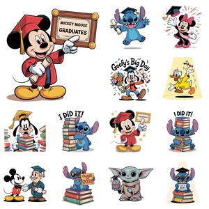 Puede incluir: Una colección de ilustraciones de personajes de dibujos animados que celebran la graduación. Mickey Mouse con toga de graduación sostiene un letrero que dice "Mickey Mouse Graduates". Otros personajes incluyen a Stitch, Goofy, Minnie Mouse, el Pato Donald y Baby Yoda, todos con birretes.