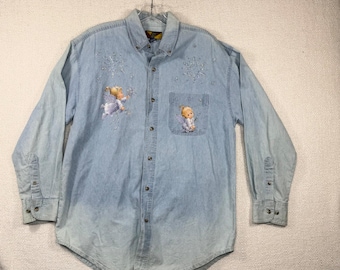 Camicia da donna Camp Creek in denim blu medio con stampa di angeli e fiocchi di neve glitterati, con bottoni.