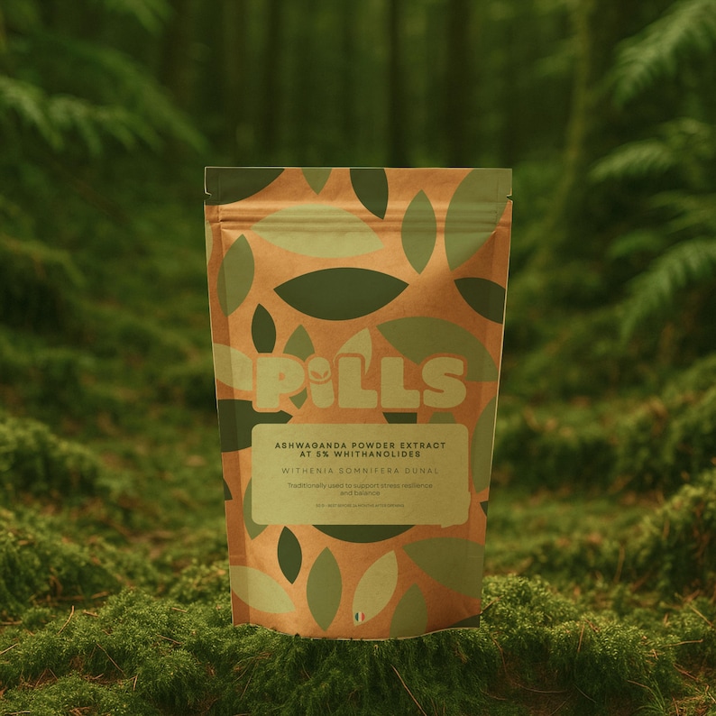 Op de afbeelding: Een bruine papieren zak met pillen en een groen bladerpatroon. Het woord "Pills" is gedrukt in grote, witte letters. De zak bevat Ashwaganda poederextract. De achtergrond is een vage bossc&egrave;ne.