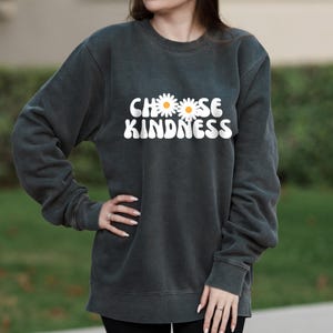 Choose Kindness Sweatshirt, Cute Back To School Sweatshirt, Be Kind Sweatshirt, Teacher Gift, Daisy Crewneck – Pigment Crewneck Sweatshirt