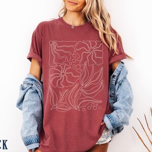Boho Flower Shirt for Women, Comfort Colors Botanical Floral Tshirt, Minimalist Flower Tee, Boho Cottagecore Floral T Shirt Gift for Women