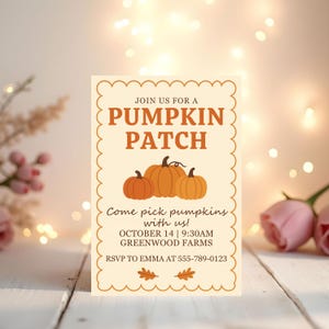 Puede incluir: Una invitación color crema con un borde festoneado, que promociona un evento de cosecha de calabazas. El texto dice "Join us for a Pumpkin Patch" con ilustraciones de calabazas. Incluye fecha, hora e información de contacto.