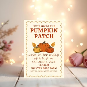 Può includere: Un invito color crema con un bordo smerlato, con il testo "LET'S GO TO THE PUMPKIN PATCH" in arancione. Sotto, illustrazioni di zucche e foglie. L'invito include i dettagli dell'evento: 5 ottobre 2024, 11:00, Country Road Farm.