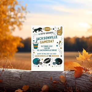 Pode incluir: Um cartão de convite branco com tema de futebol. O cartão apresenta o texto "JACKSONVILLE GAMEDAY" com ilustrações de uma pantera, uma bola de futebol e capacetes. A data e a hora do jogo também estão incluídas.